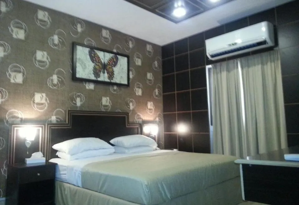 Dolphin Hotel