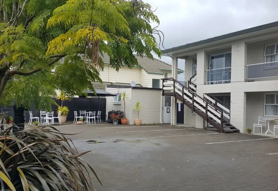 Six on Union Motel