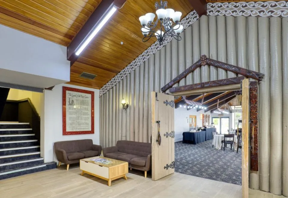Four Canoes Hotel