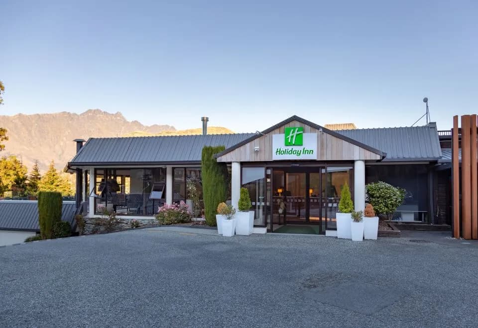 Holiday Inn Queenstown Frankton Road, an IHG Hotel