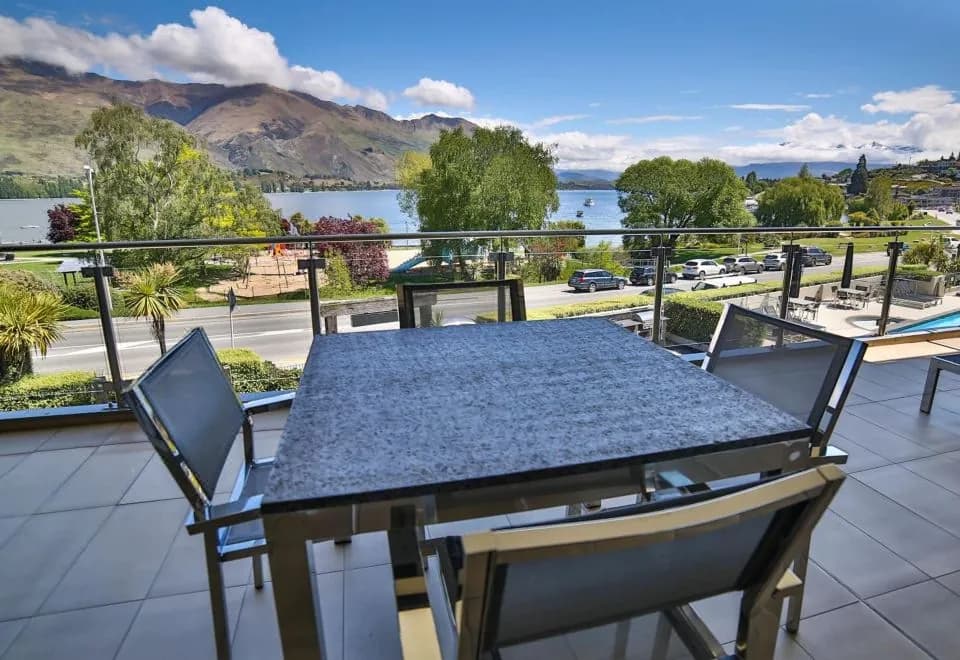 Lakeside Apartments