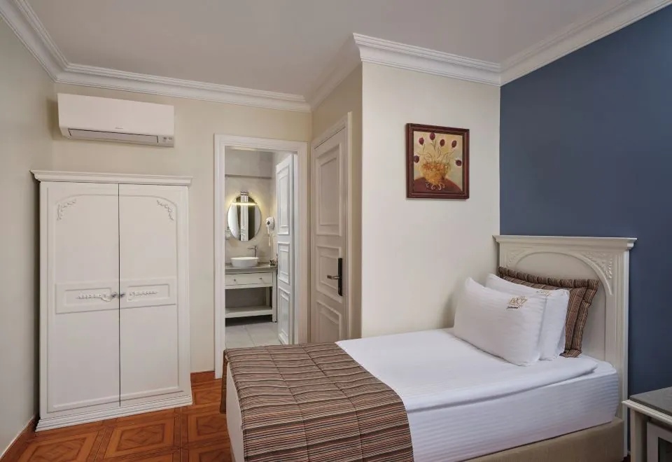 Alzer Hotel