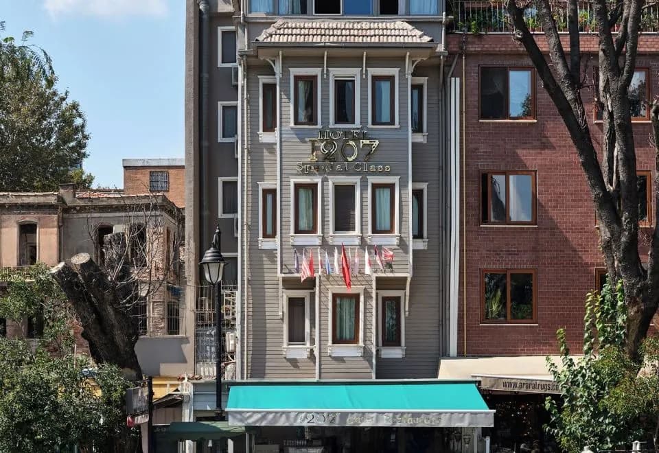 Alzer Hotel