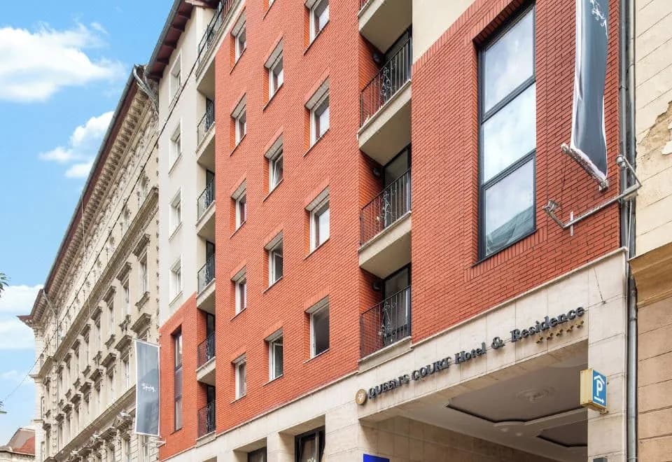 Queen's Court Hotel & Residence