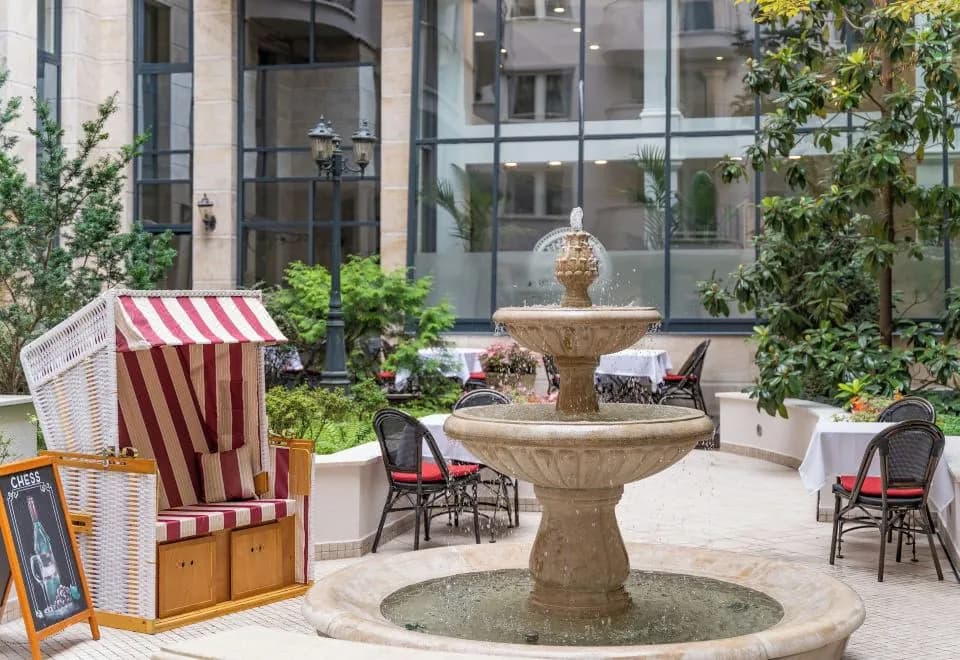 Queen's Court Hotel & Residence
