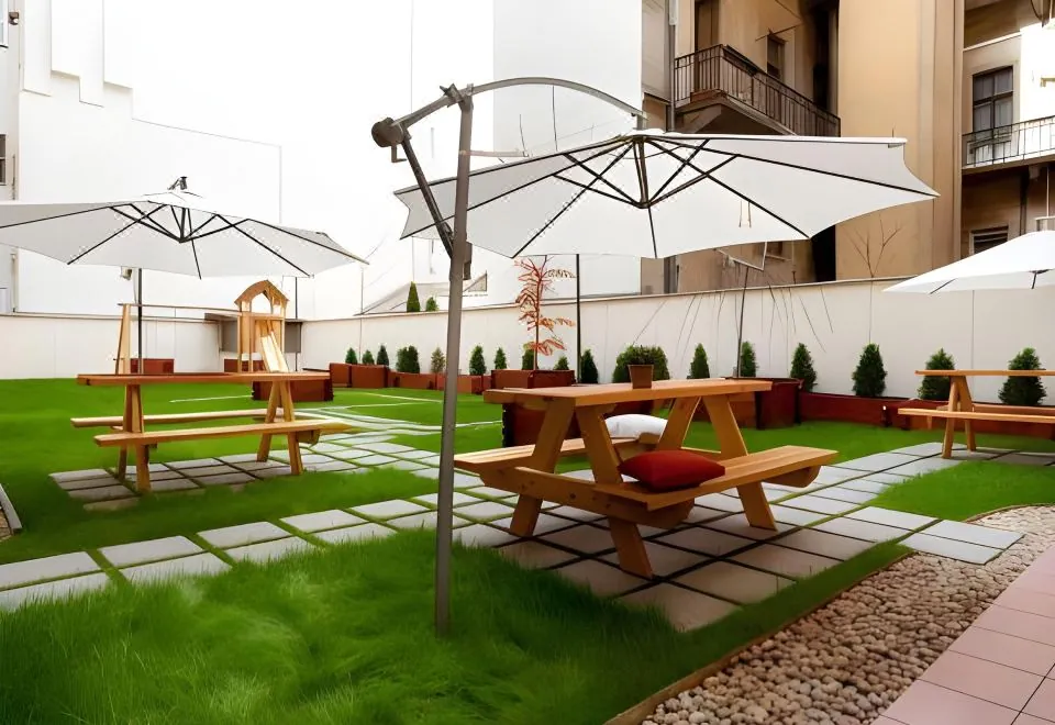 Corvin Plaza Apartments & Suites