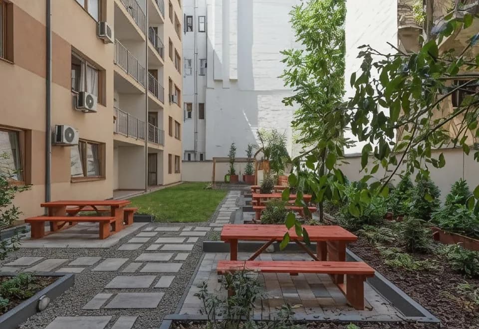 Corvin Plaza Apartments & Suites