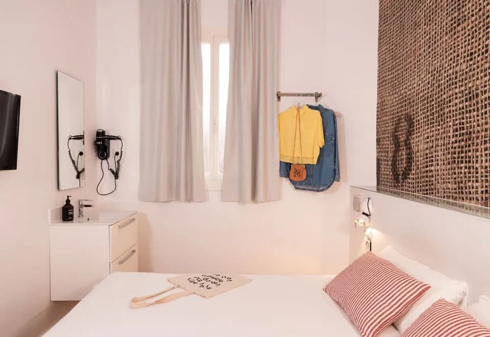 Chic&Basic Tallers Hostal