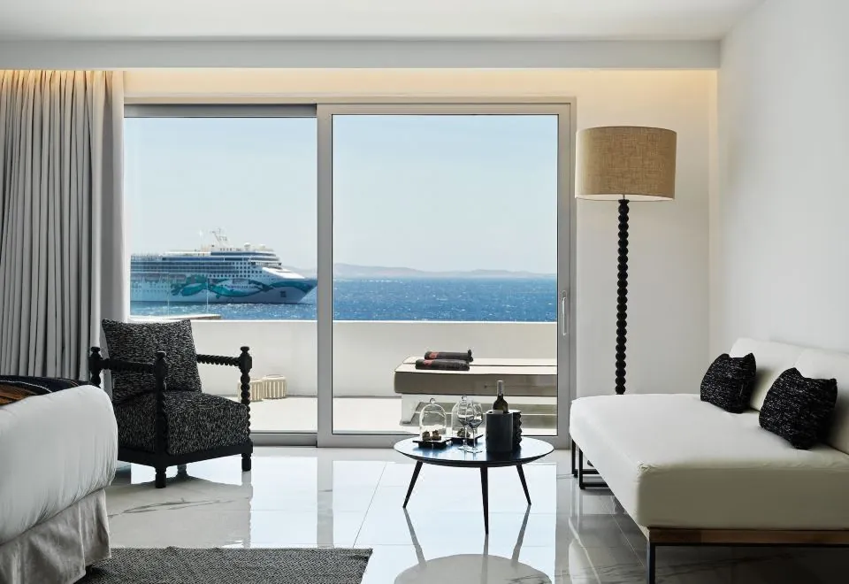 Kouros Hotel & Suites