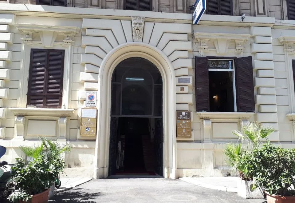 Cambridge Hotel