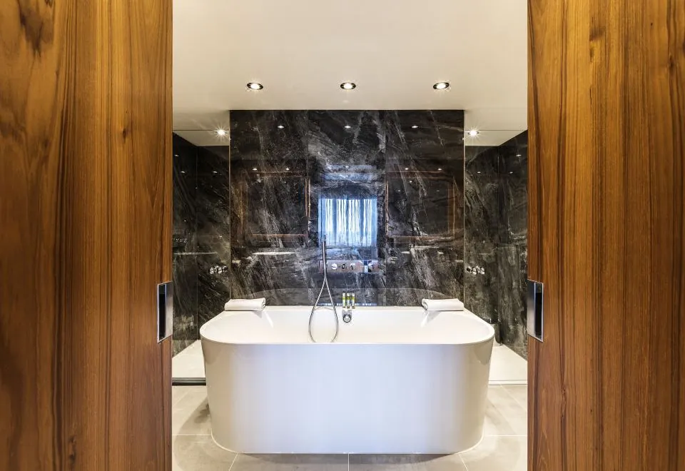Hotel Okura Amsterdam – the Leading Hotels of the World