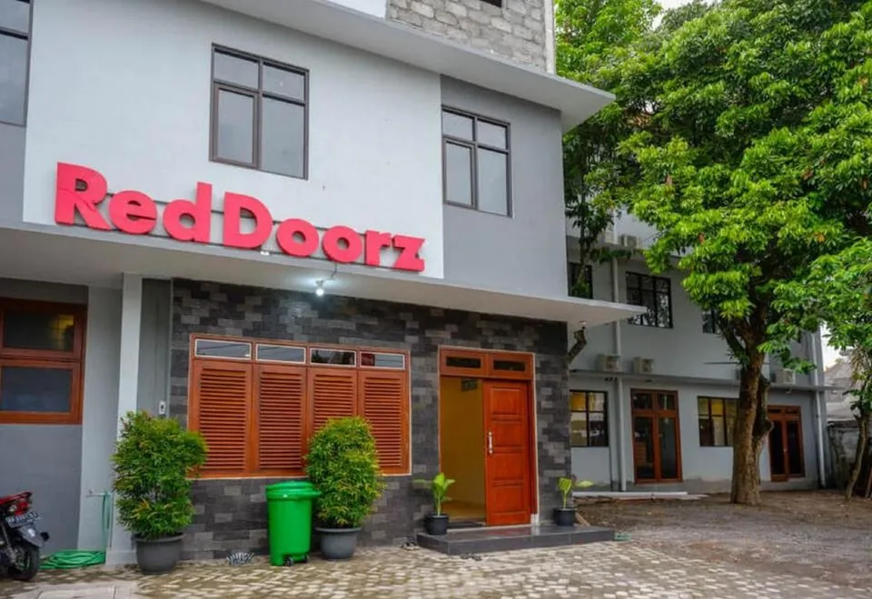 RedDoorz Plus near Jogja City Mall 5