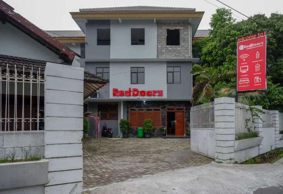 RedDoorz Plus near Jogja City Mall 5