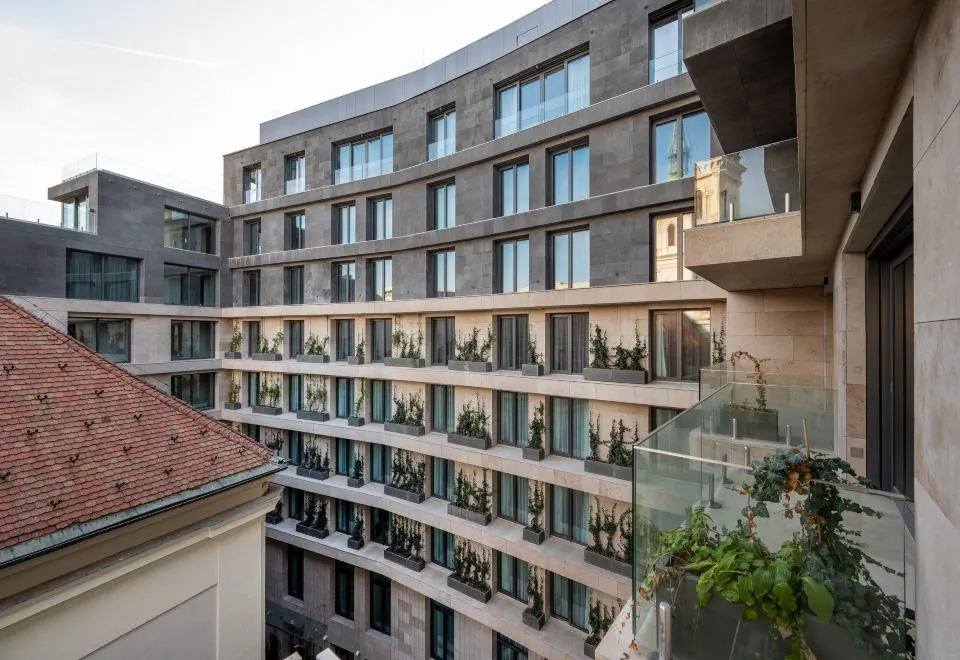 Emerald Downtown Suites
