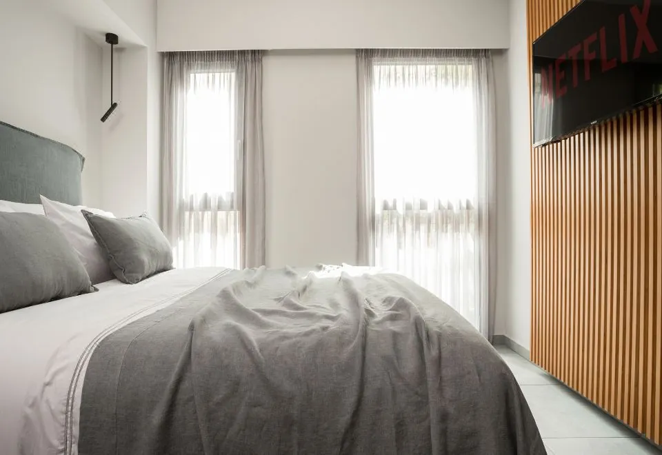 11 Enteka Acropolis Suites