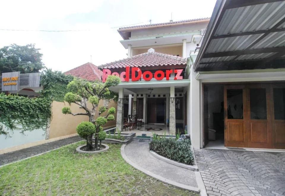 RedDoorz Plus @ Tegal Panggung
