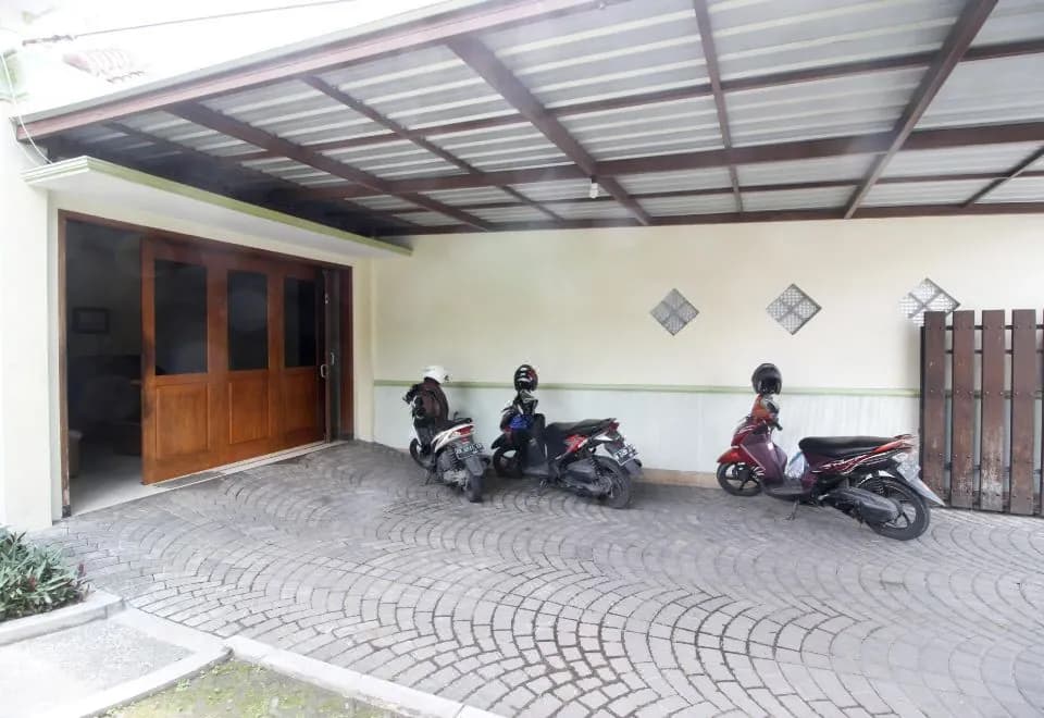 RedDoorz Plus @ Tegal Panggung