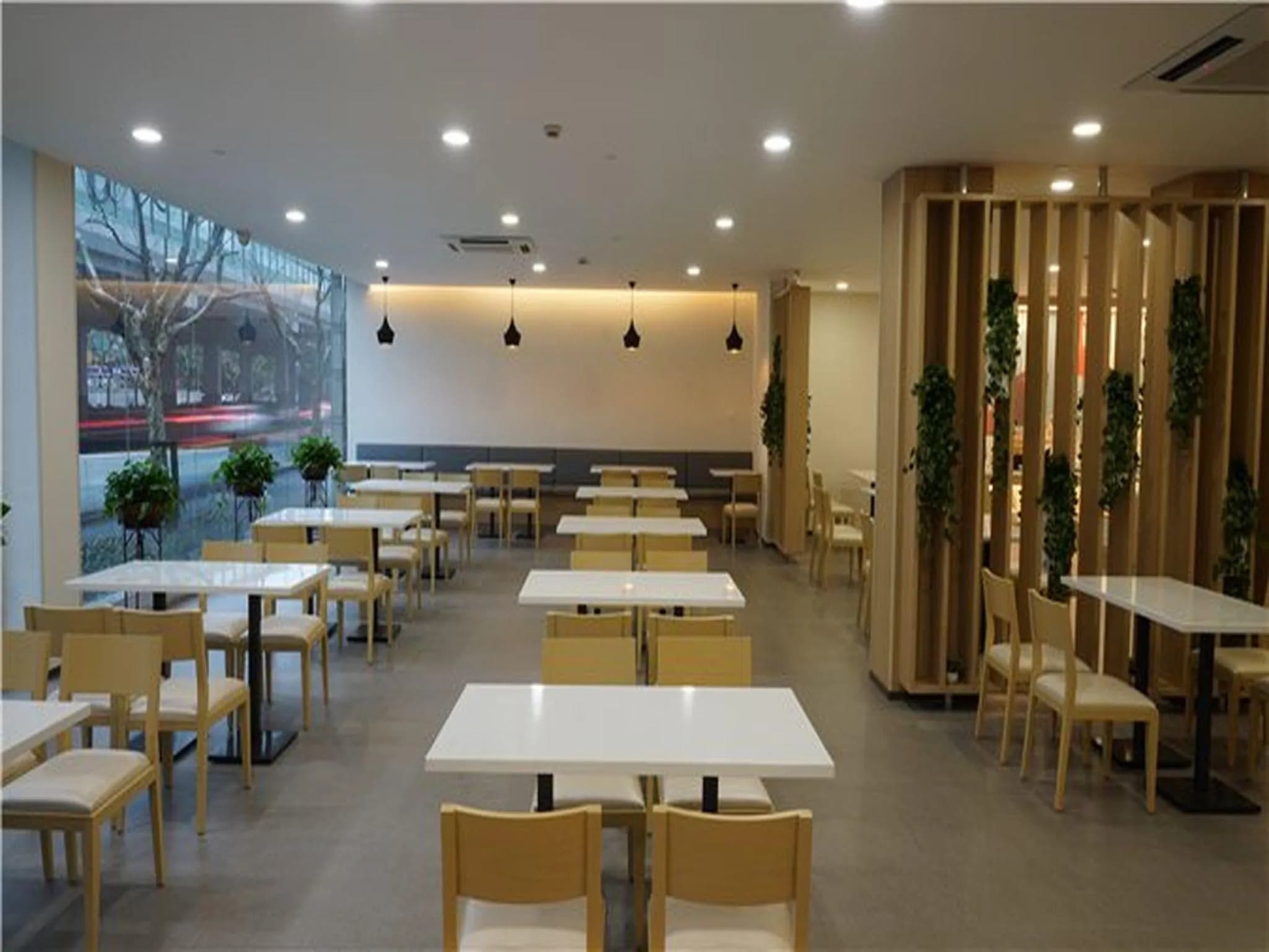 Hanting Hotel (Shanghai Zhenping Road Metro Station New Branch)