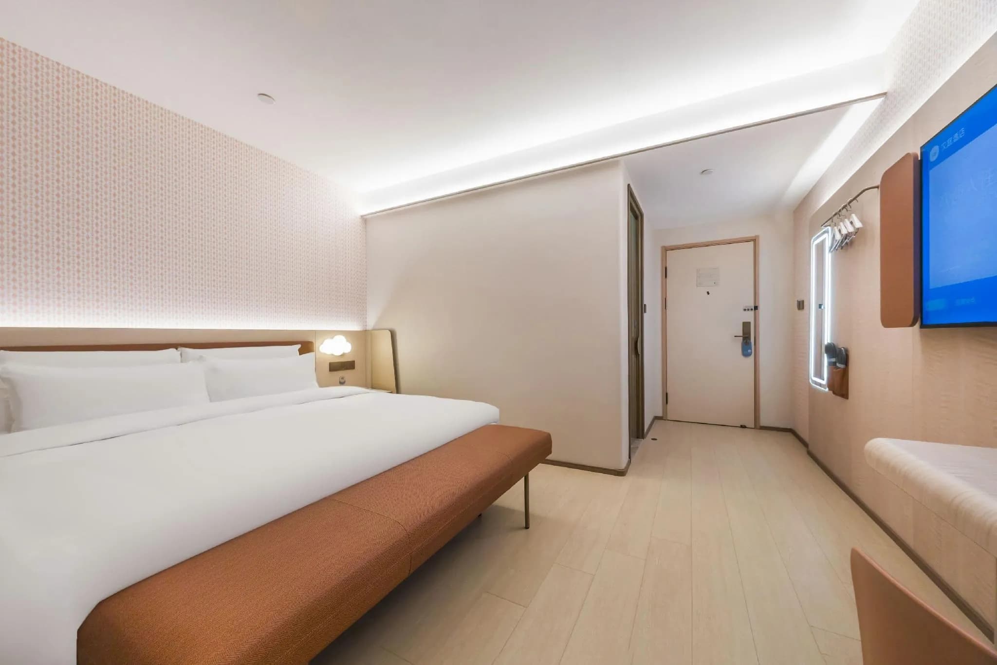 Hanting Hotel (Shanghai Zhenping Road Metro Station New Branch)