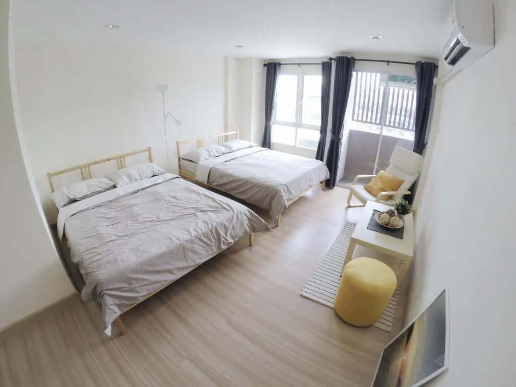 Hostbox Bangkok - King Quadruple Room