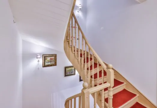 9 Doors Hotel
