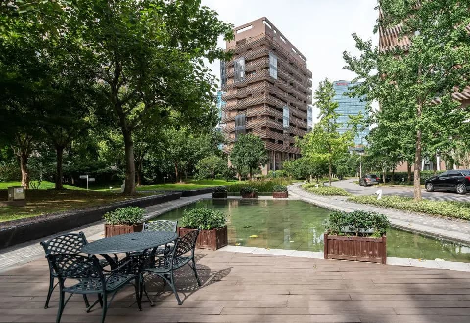 Green Court Premier