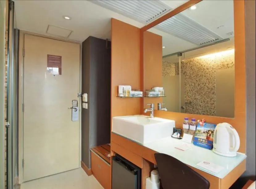 J Link Hotel