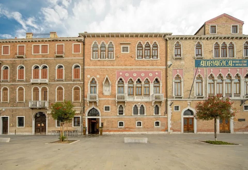 Palazzo Veneziano - Venice Collection