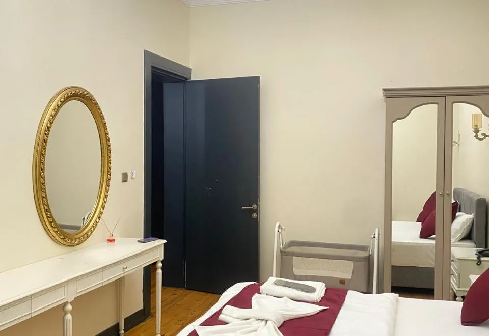 Hutsuite Hotel