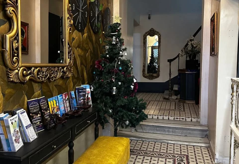 Hutsuite Hotel