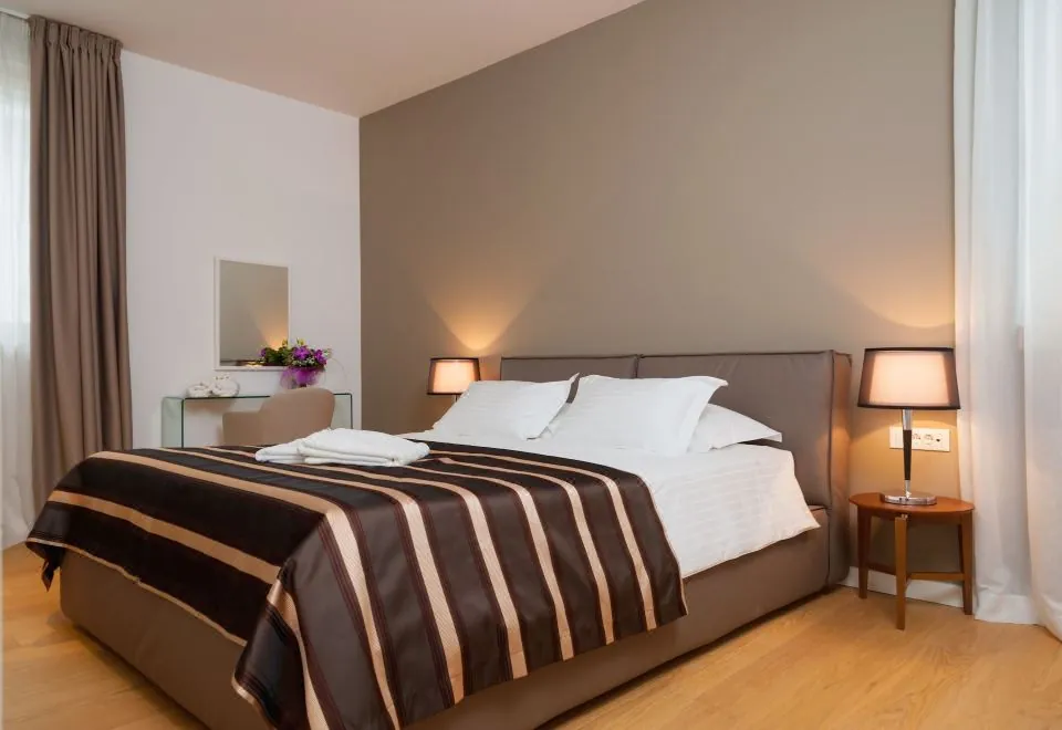 Residence by Vestibul Palace