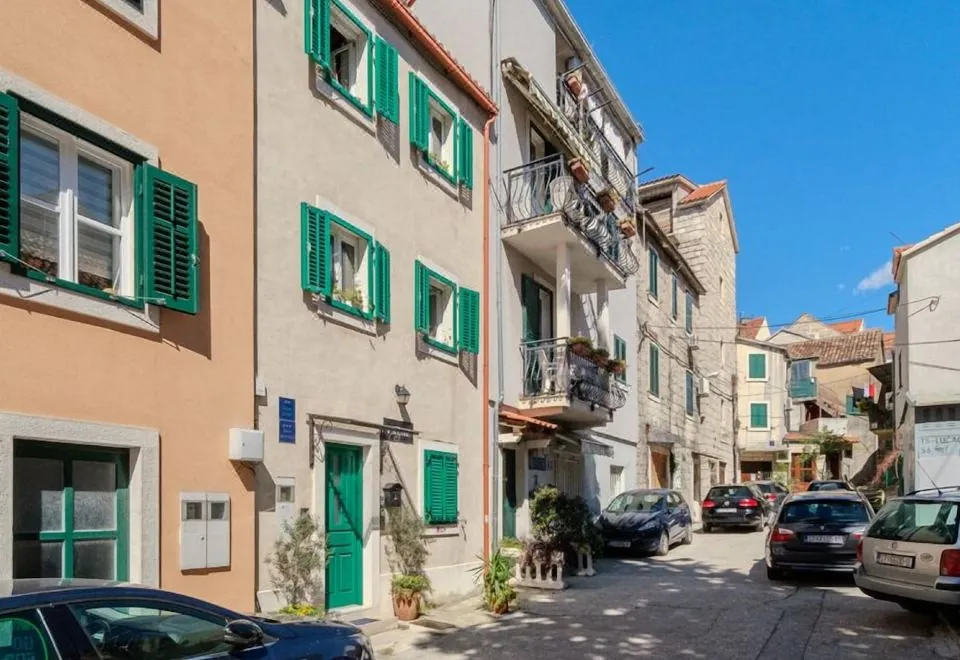 Central Split Rooms and Apartments Paese