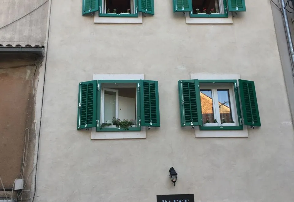 Central Split Rooms and Apartments Paese