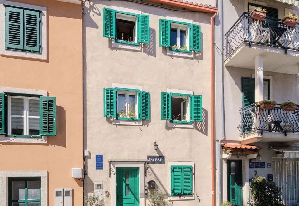 Central Split Rooms and Apartments Paese