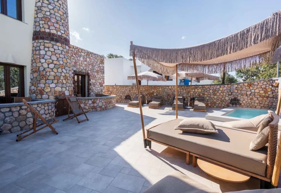 Pithos Apartments