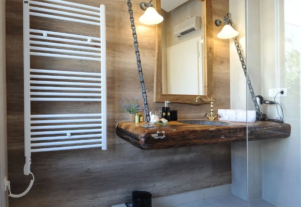 Silver & Gold Luxury Rooms
