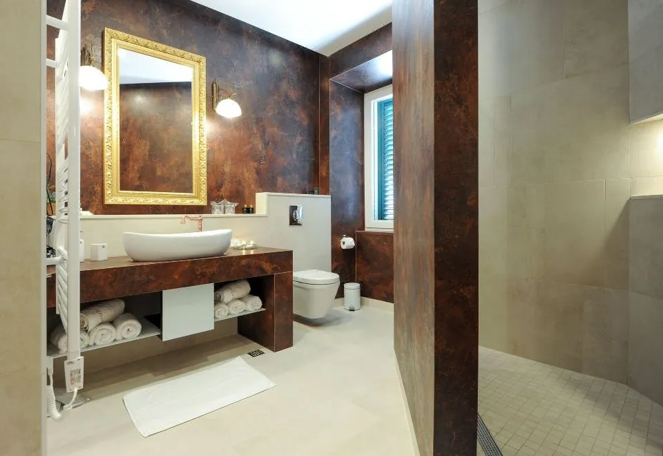 Silver & Gold Luxury Rooms