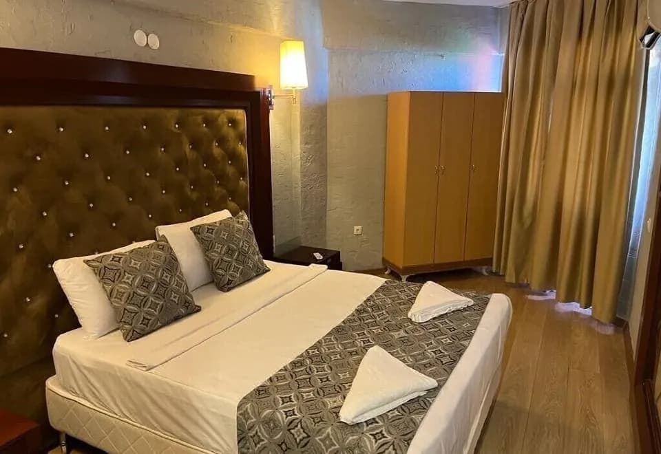 Dionisus Hotel Lara