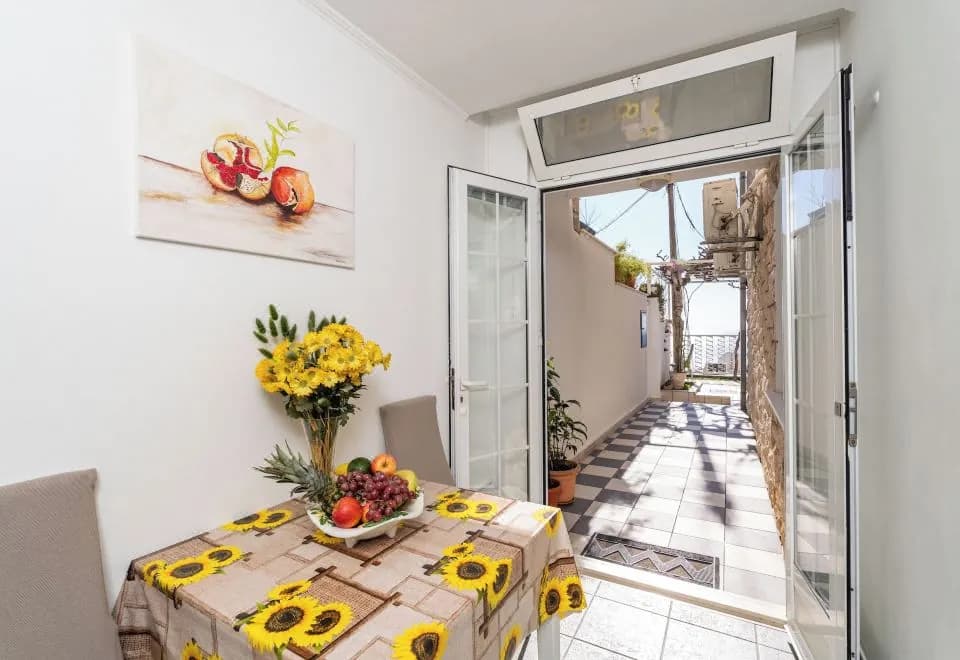 Apartments and Room Lora