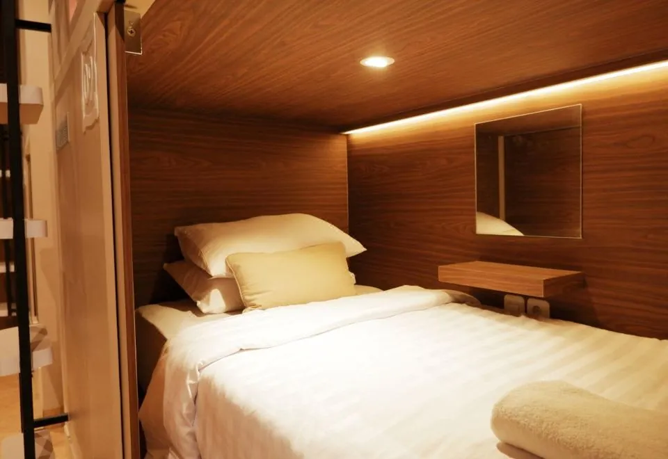 Rosalyne Sleepbox Stasiun Tugu