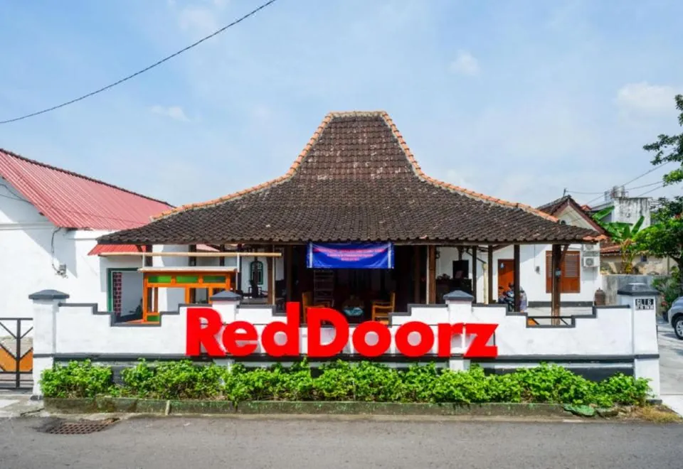 RedDoorz Syariah @ Ndalem Kembang Sore Yogyakarta