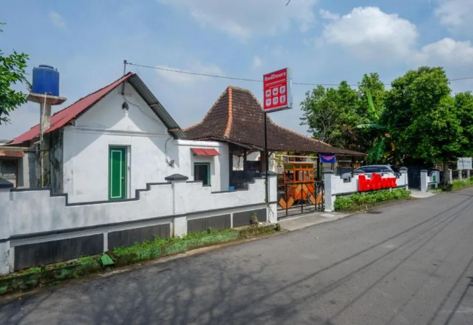 RedDoorz Syariah @ Ndalem Kembang Sore Yogyakarta