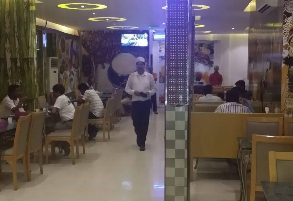 OYO 122 Savoy Inn Hotel