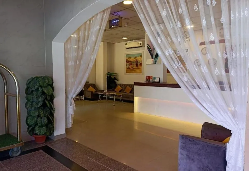 OYO 122 Savoy Inn Hotel