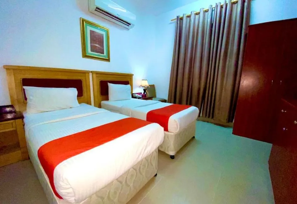 OYO 122 Savoy Inn Hotel