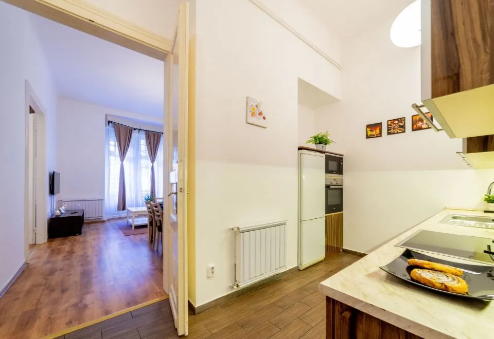 Real Apartments Lovag