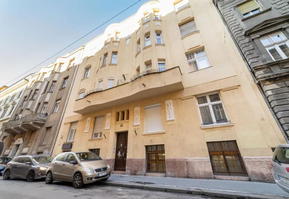 Real Apartments Lovag