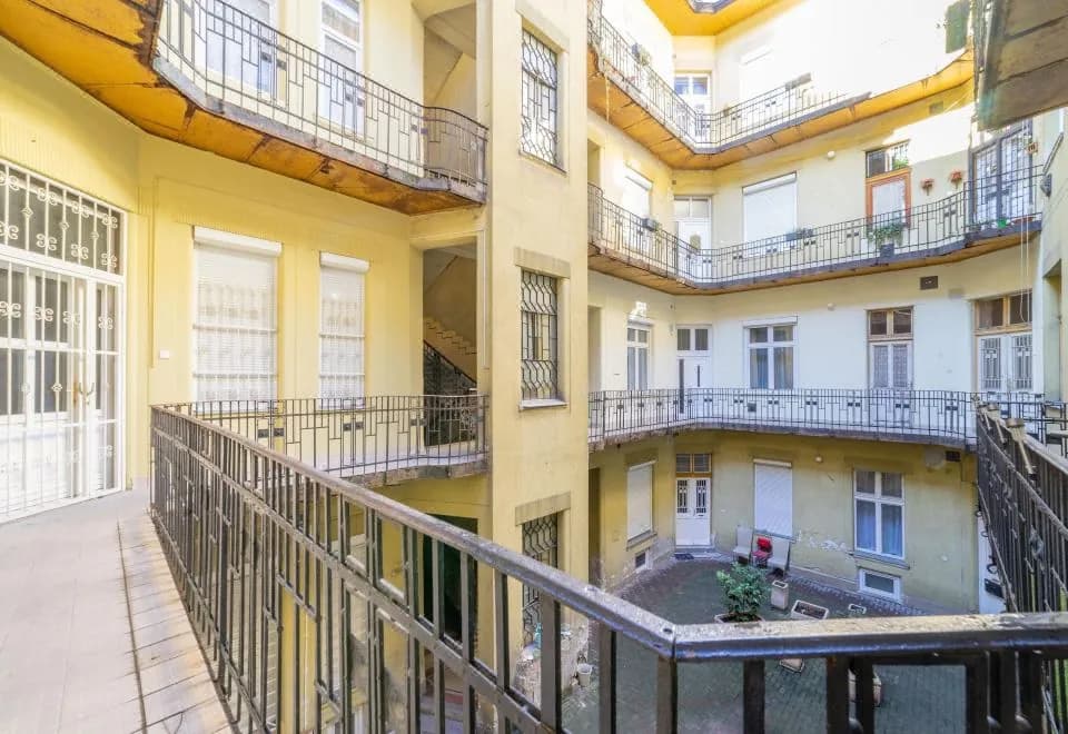Real Apartments Lovag