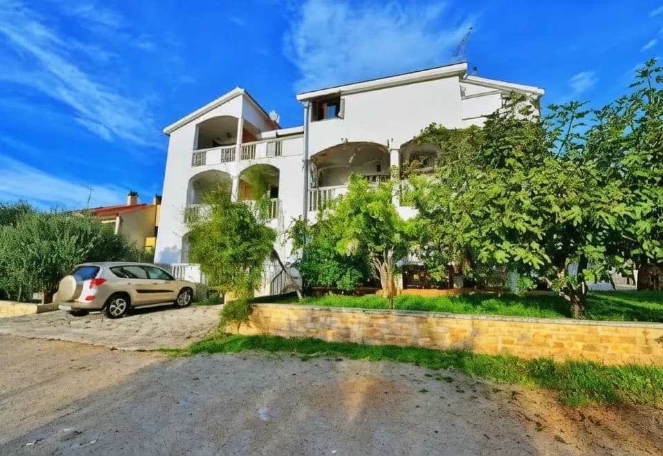 Ina Apartments