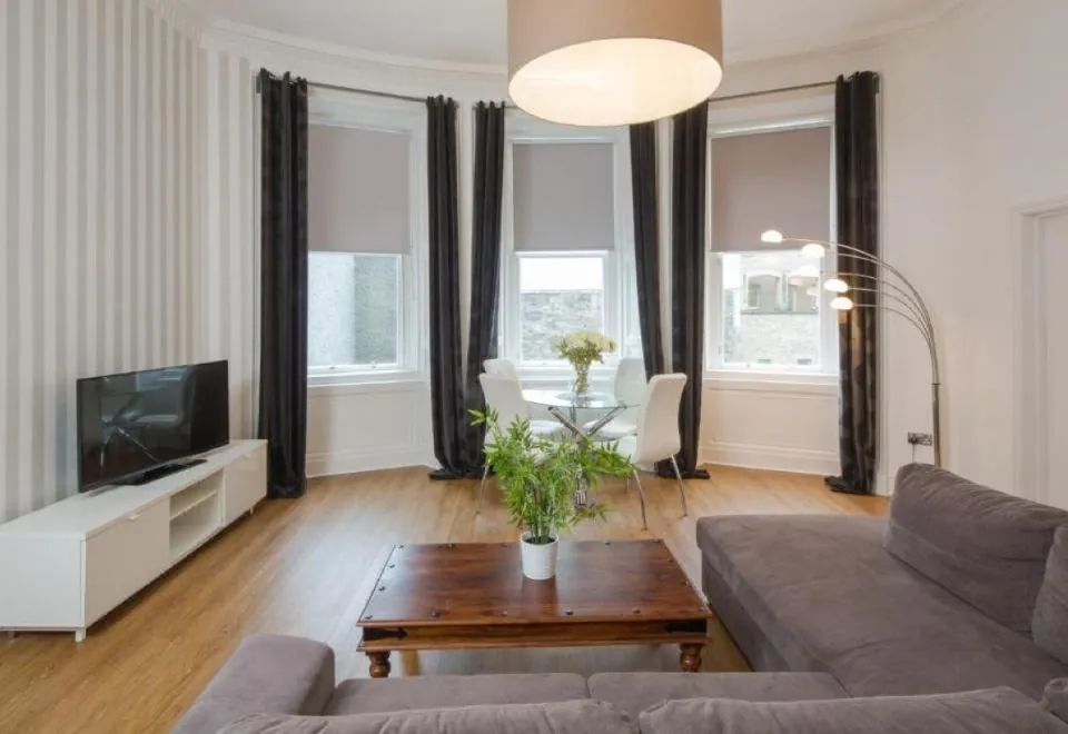 Edinburgh Castle Apartments